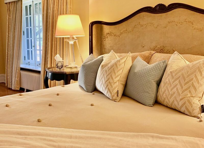 Washington Room bed pillows